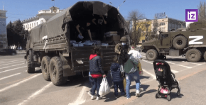 Kherson, Aiuti Umanitari: Esercito Russo Distribuisce Alimenti (Video 2022)