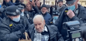 Gran Bretagna: Uomo 90 Anni Arrestato Pro Julian Assange (Video 2022)