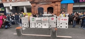 Regno Unito, Glasgow: Protesta Bollette Elettricità Bruciate (Video 2022)