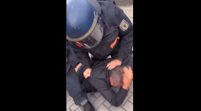 Germania Democratica: Polizia Picchia Anziano Manifestazione (Video 2022)